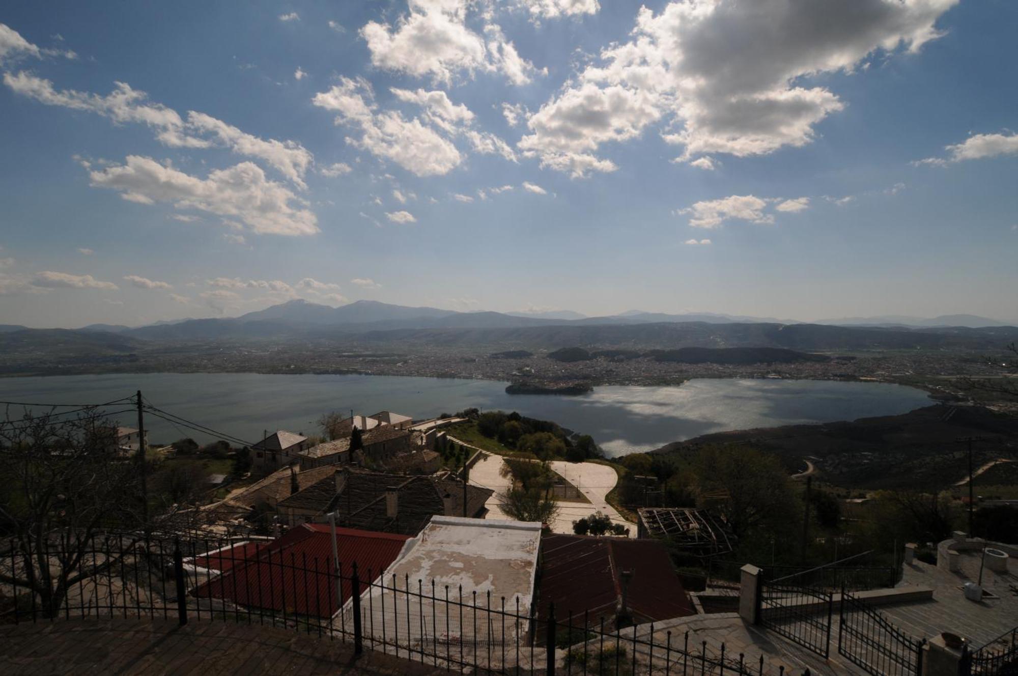 Horizon Hotel Ioannina Bagian luar foto